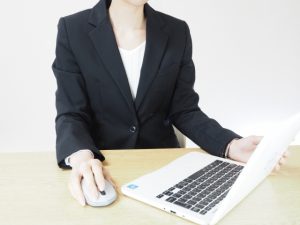 スーツの女性とパソコン